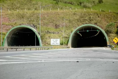 Zweispuriger Tunnel einer Autobahn
