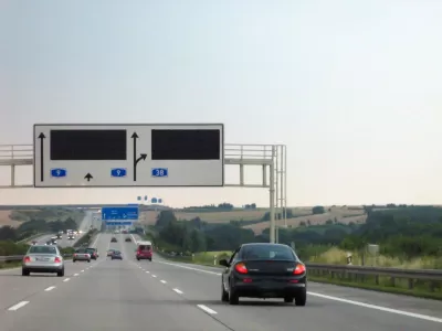 Mașini diferite merg pe asfalt