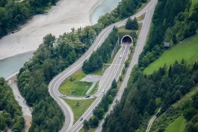 Two-line tunnel with other roads around it