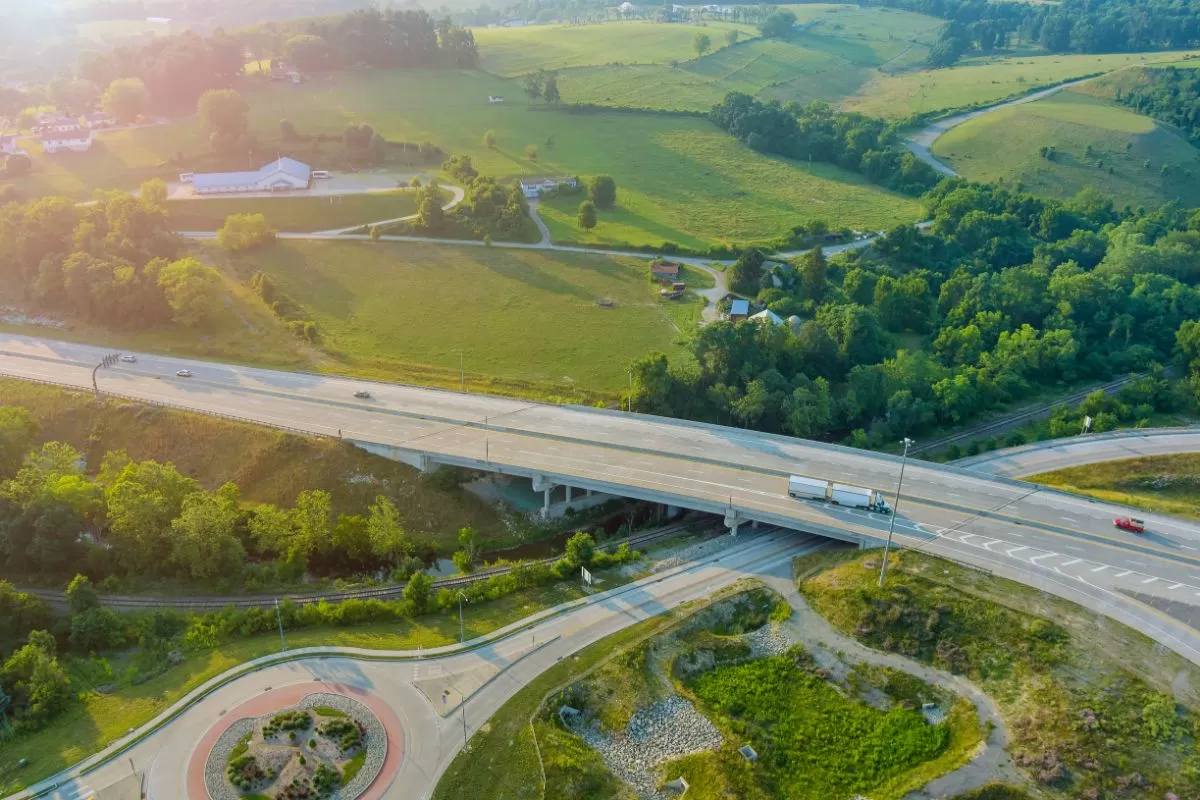 Autópálya egy farm közelében Szlovéniában