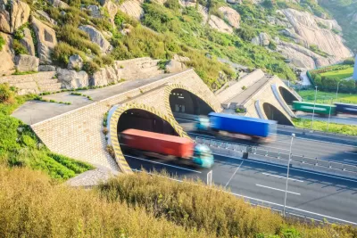 Camions porte-conteneurs traversant un tunnel autoroutier en Slovénie