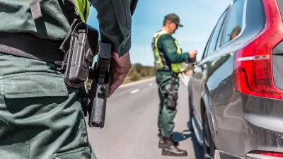 Grenzschutzbeamter inspiziert Fahrzeug an Kontrollpunkt