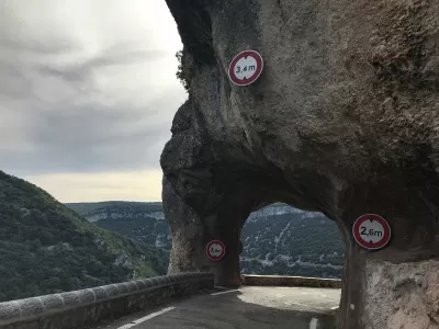 Traseu sub o stânca arc