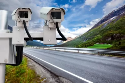 Snelheidscontrolecamera op de weg