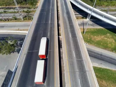 Magas szögből nézve egy teherautó az úton