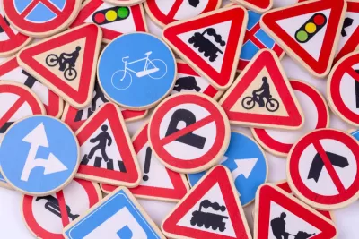 Panneaux de signalisation de couleurs différentes