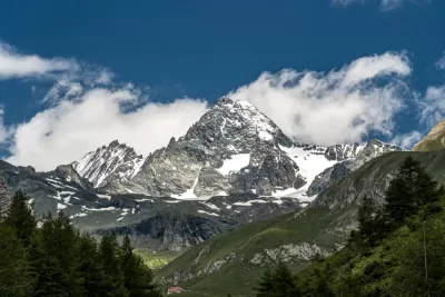 Montagnes enneigées contre le ciel
