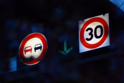 Alacsony szög és előzés tilos útjelző táblák