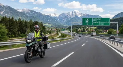 Motociklist vozi slikovitom autocestom u Sloveniji.