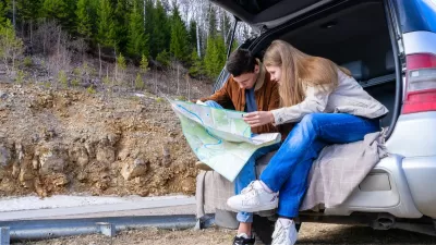 Paar sucht den richtigen Weg mit Papierkarte in Slowenien