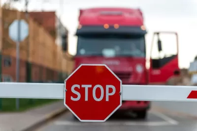 Stopskilt på barrikaden
